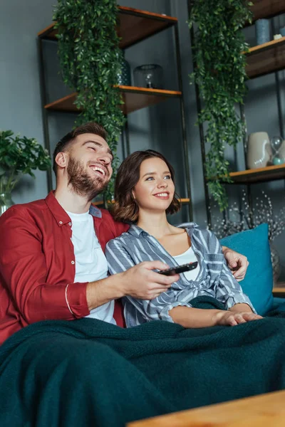 Niedrigwinkel Ansicht Des Fröhlichen Mannes Mit Fernbedienung Während Film Mit — Stockfoto