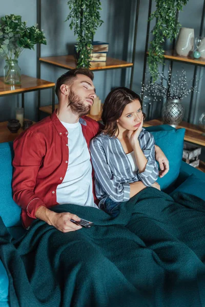 Vista Aérea Del Hombre Cansado Sosteniendo Mando Distancia Mientras Duerme — Foto de Stock