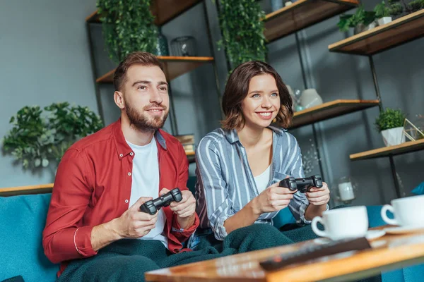 Vista Ángulo Bajo Hombre Guapo Mujer Feliz Jugando Video Llegó — Foto de Stock