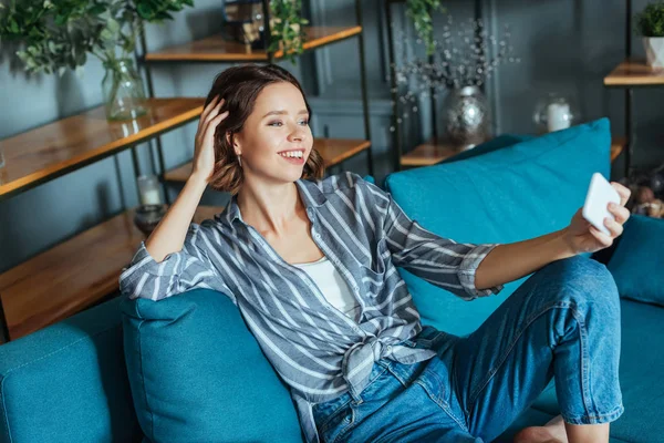 Mulher Feliz Tomando Selfie Smartphone Sala Estar — Fotografia de Stock