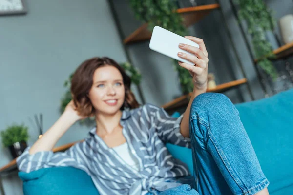 Selektiv Fokus För Lycklig Kvinna Tar Selfie Smartphone Vardagsrummet — Stockfoto