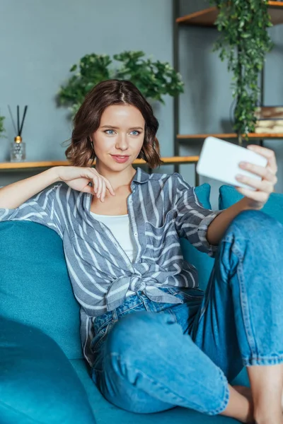 Enfoque Selectivo Mujer Atractiva Tomando Selfie Teléfono Inteligente Sala Estar — Foto de Stock