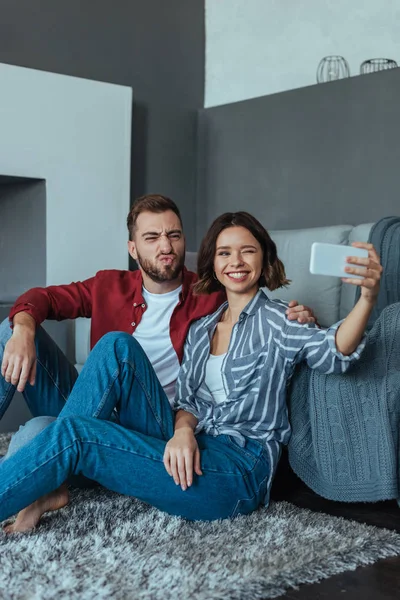 Fröhliche Frau Macht Selfie Auf Smartphone Mit Bärtigem Mann — Stockfoto