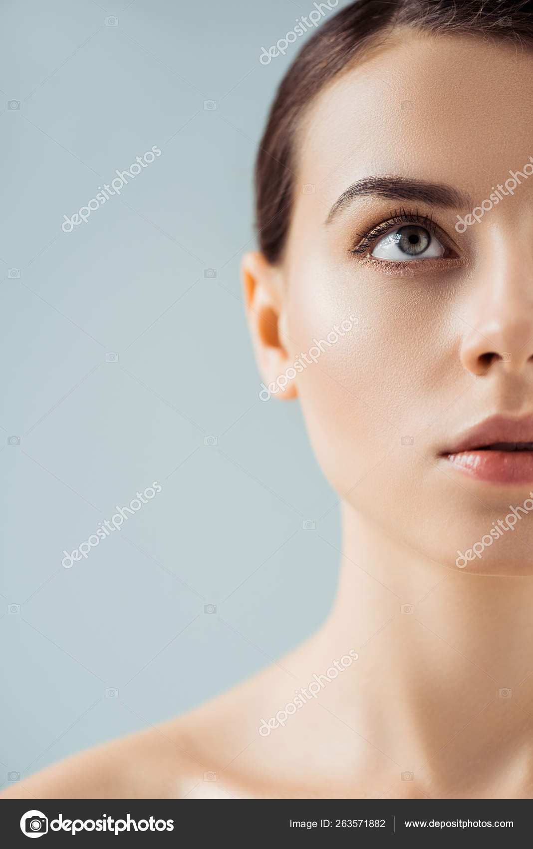 Vue Recadrée Jeune Femme Nue Belle Avec Maquillage Brillant Isolé image libre de droit par