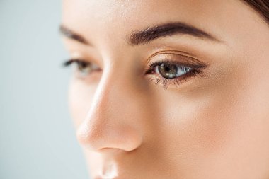 gri izole altın göz farı ile genç kadın yakın çekim