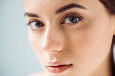 parlak dudakları ve altın göz farı gri izole genç güzel kadın yakın