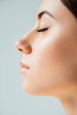 kapalı gözlü genç kadın profili, parlak dudaklar ve gri izole altın göz farı