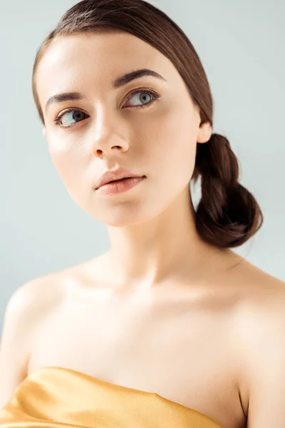 Портрет Молодої Жінки Блискучими Губами Золотистою Тіні Очей Ізольовані Сірому — стокове фото
