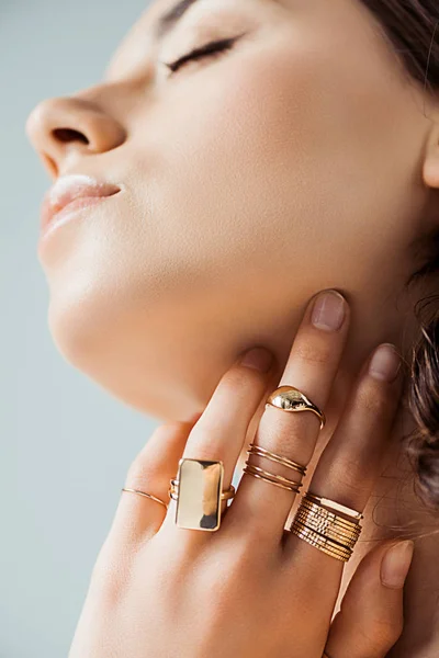 Jonge Vrouw Gouden Ringen Aanraken Hals Geïsoleerd Grijs — Stockfoto