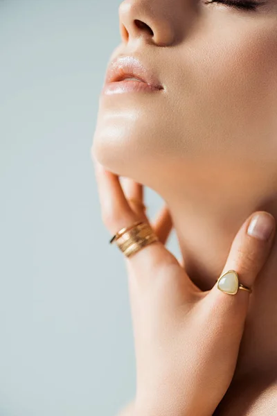 Vista Cortada Jovem Mulher Anéis Dourados Tocando Pescoço Isolado Cinza — Fotografia de Stock