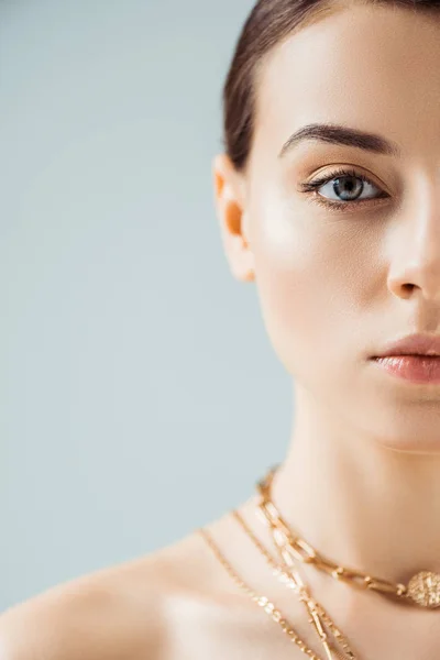 Bijgesneden Beeld Van Jonge Vrouw Met Glanzende Make Gouden Kettingen — Stockfoto