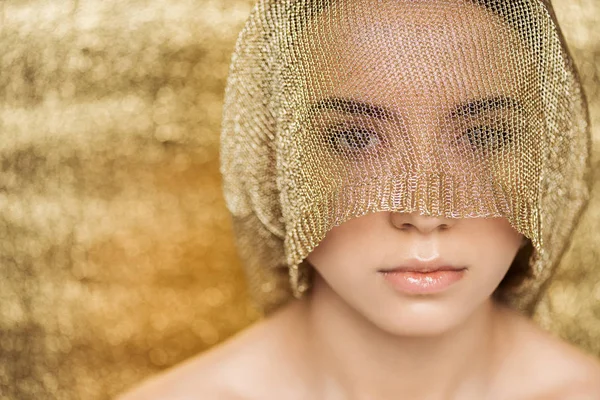 Jovem Mulher Nua Com Lábios Brilhantes Pano Dourado Rosto Ouro — Fotografia de Stock