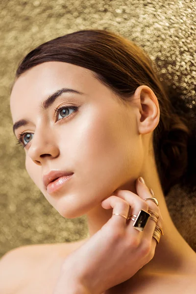 Fiatal Meztelen Gyönyörű Fényes Smink Arany Gyűrűk Arany Texturált Háttér — Stock Fotó