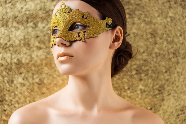 Młoda Naga Kobieta Złotej Masce Błyszczącym Makijażem Patrząc Daleko Teksturowanym — Zdjęcie stockowe