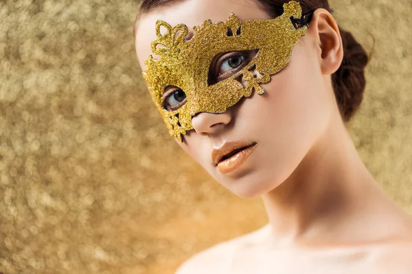 Joven Mujer Desnuda Máscara Oro Con Maquillaje Brillante Mirando Cámara — Foto de Stock