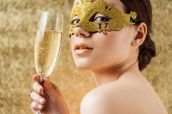 Young Naked Woman Golden Mask Shiny Makeup Glass Champagne Looking — ストック写真