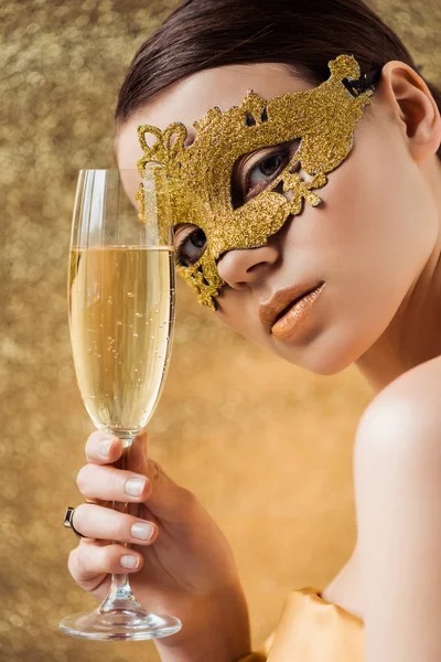 Giovane Donna Maschera Dorata Con Trucco Lucido Vetro Champagne Guardando — Foto Stock