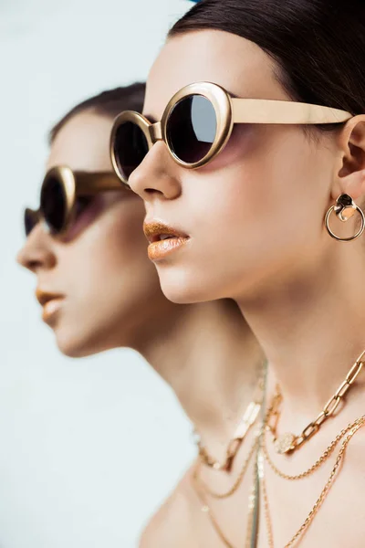 Young Naked Woman Sunglasses Golden Earring Necklaces Mirror Reflection — ストック写真