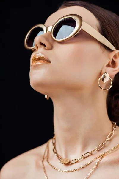 Joven Atractiva Mujer Desnuda Gafas Sol Joyas Oro Aislado Negro — Foto de Stock