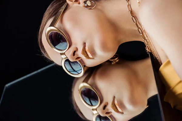 Mujer Joven Elegante Gafas Sol Joyas Oro Acostado Espejo Aislado — Foto de Stock