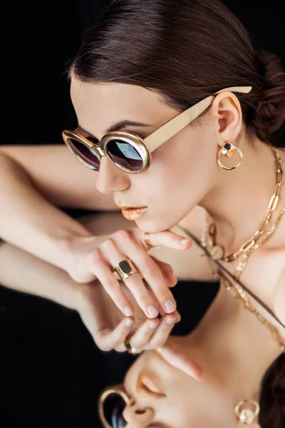 Mujer Desnuda Joven Gafas Sol Accesorios Oro Acostado Espejo Aislado — Foto de Stock