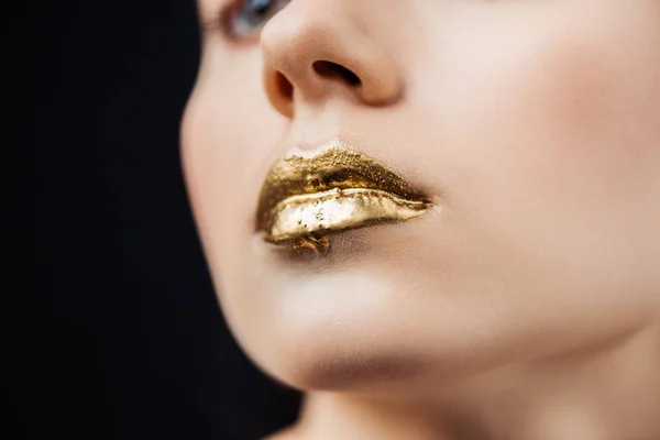 Siyah Izole Altın Boyalı Dudakları Ile Genç Kadının Kırpılmış Görünümü — Stok fotoğraf