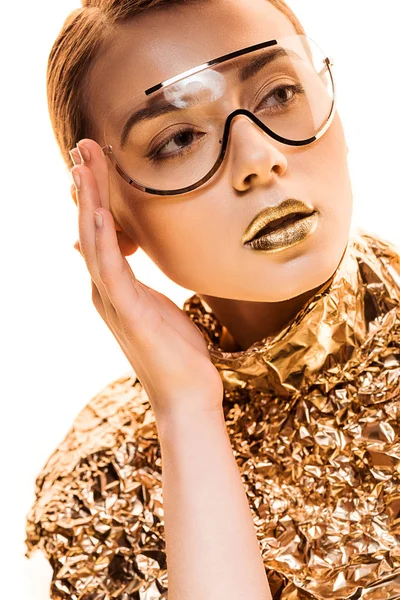 Junge Frau Mit Goldenen Lippen Goldener Folie Und Sonnenbrille Die — Stockfoto