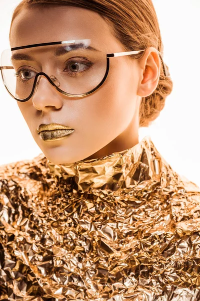 Wanita Muda Dengan Bibir Emas Dalam Kertas Emas Dan Kacamata — Stok Foto