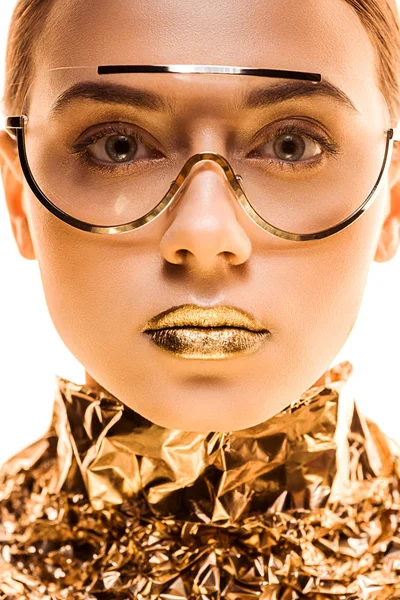 Νεαρή Γυναίκα Χρυσά Χείλη Χρυσό Φύλλο Και Γυαλιά Ηλίου Κοιτάζοντας — Φωτογραφία Αρχείου