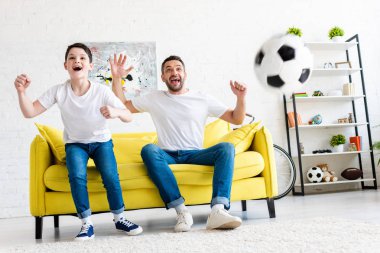Oturma Odası'nda spor maçı izlerken heyecanlı baba ve oğul tezahürat