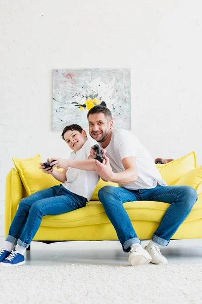 Glücklicher Vater Und Sohn Spielen Videospiel Auf Couch Wohnzimmer — Stockfoto