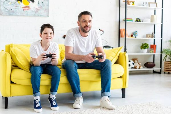 Vater Und Sohn Spielen Videospiel Auf Couch Wohnzimmer — Stockfoto