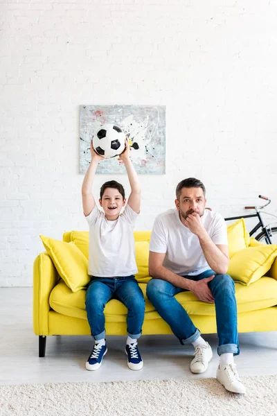 Hijo Emocionado Con Pelota Fútbol Viendo Deportes Partido Con Padre — Foto de Stock