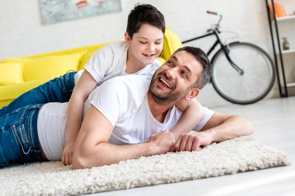 Feliz Pai Filho Deitado Tapete Abraçando Casa — Fotografia de Stock