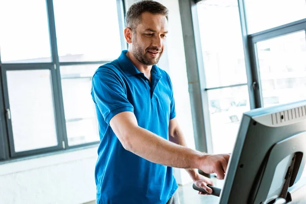 Homem Bonito Exercitando Esteira Academia — Fotografia de Stock