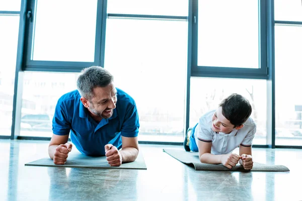 Pai Filho Fazendo Exercício Prancha Tapetes Fitness Ginásio — Fotografia de Stock