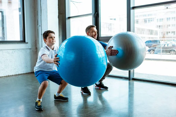 Ayah Dan Anak Melakukan Jongkok Dengan Bola Kebugaran Gym — Stok Foto