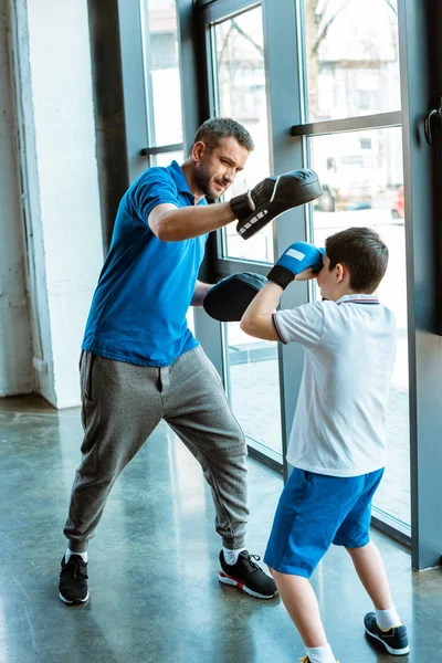 Son Boxing Gloves Training Father Gym — Stock Photo, Image
