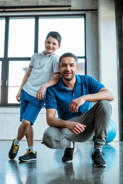 Souriant Père Fils Regardant Caméra Centre Sportif — Photo