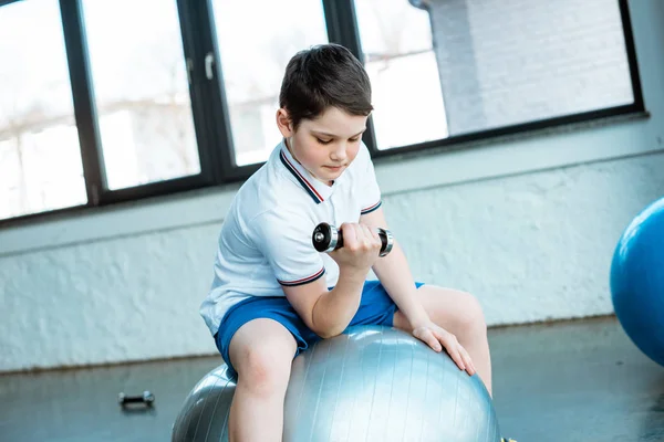 Lindo Chico Sentado Pelota Fitness Hacer Ejercicio Con Mancuerna Gimnasio — Foto de Stock