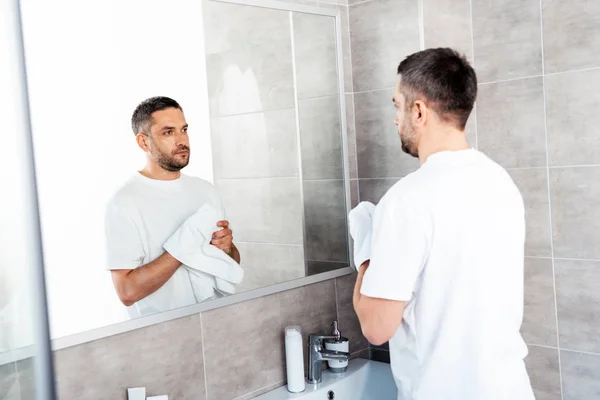 Homem Bonito Limpando Mãos Com Toalha Banheiro Durante Manhã — Fotografia de Stock
