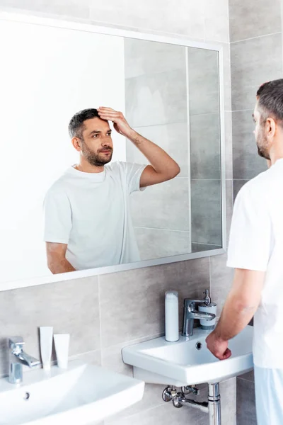 Homem Bonito Olhando Para Espelho Ajustando Corte Cabelo Banheiro — Fotografia de Stock