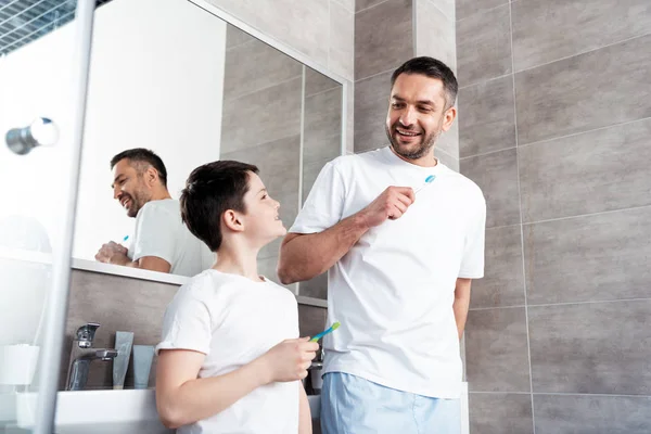 Ευτυχισμένος Πατέρας Και Γιός Βουρτσίζοντας Δόντια Στο Μπάνιο — Φωτογραφία Αρχείου