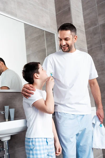 Lachende Vader Zoon Met Tandenborstels Badkamer — Stockfoto