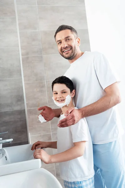 Sonriente Padre Cerca Hijo Con Crema Afeitar Cara Baño — Foto de Stock