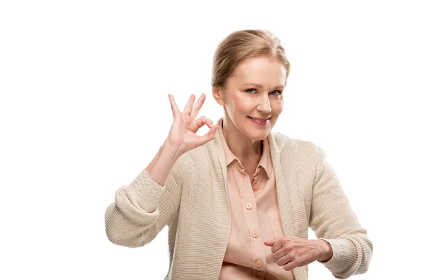 Sonriente Mujer Mediana Edad Mostrando Signo Aislado Blanco — Foto de Stock