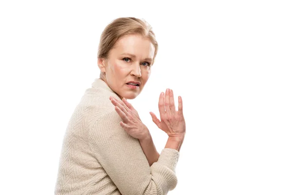 Asustada Mujer Mediana Edad Mirando Cámara Gestos Con Las Manos — Foto de Stock