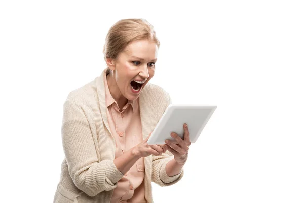 Ενθουσιασμένος Μεσήλικες Γυναίκα Χρησιμοποιώντας Ψηφιακό Δισκίο Απομονωμένη Λευκό — Φωτογραφία Αρχείου