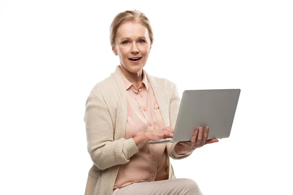 Frau Mittleren Alters Mit Laptop Und Blick Auf Kamera Isoliert — Stockfoto