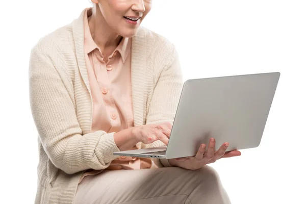 Abgeschnittene Ansicht Einer Lächelnden Frau Mittleren Alters Mit Laptop Isoliert — Stockfoto